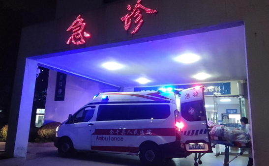 除夕夜,在江西省余干县人民医院急诊科门口,不时有救护车停留.