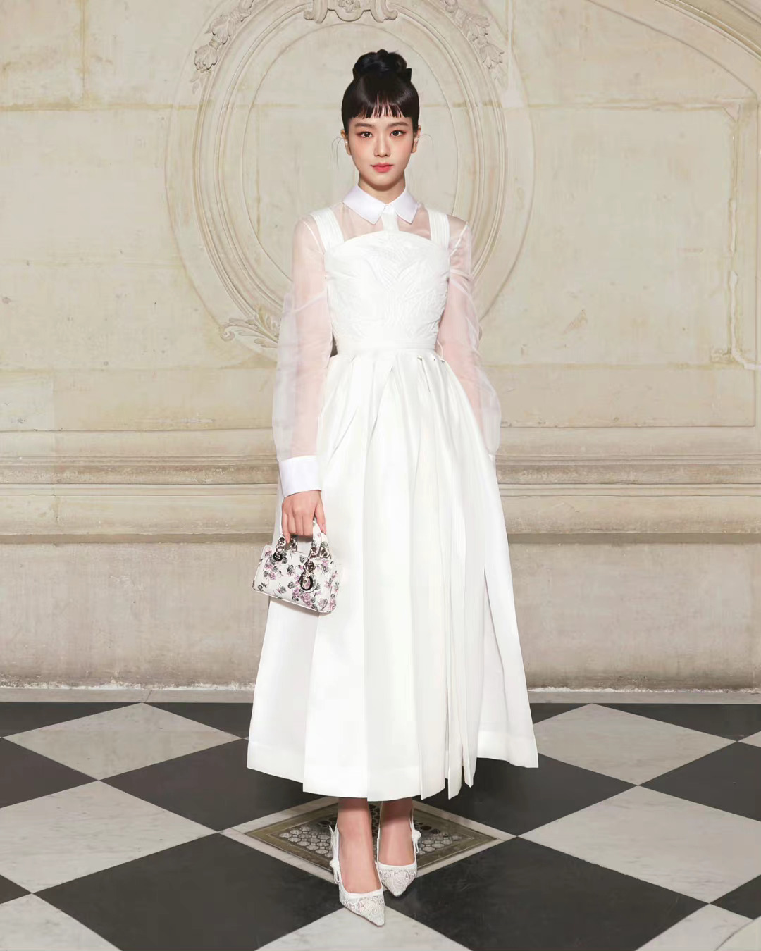 一身纯白高定礼服现身迪奥大秀……|迪奥_新浪新闻
