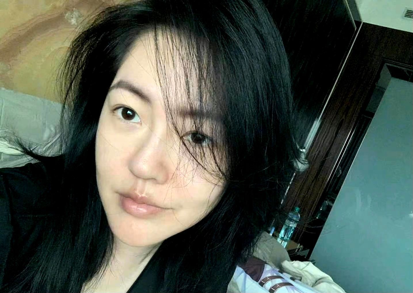 小s带老公亲友游澳洲,素颜生图状态曝光,许雅钧心不在焉引争议