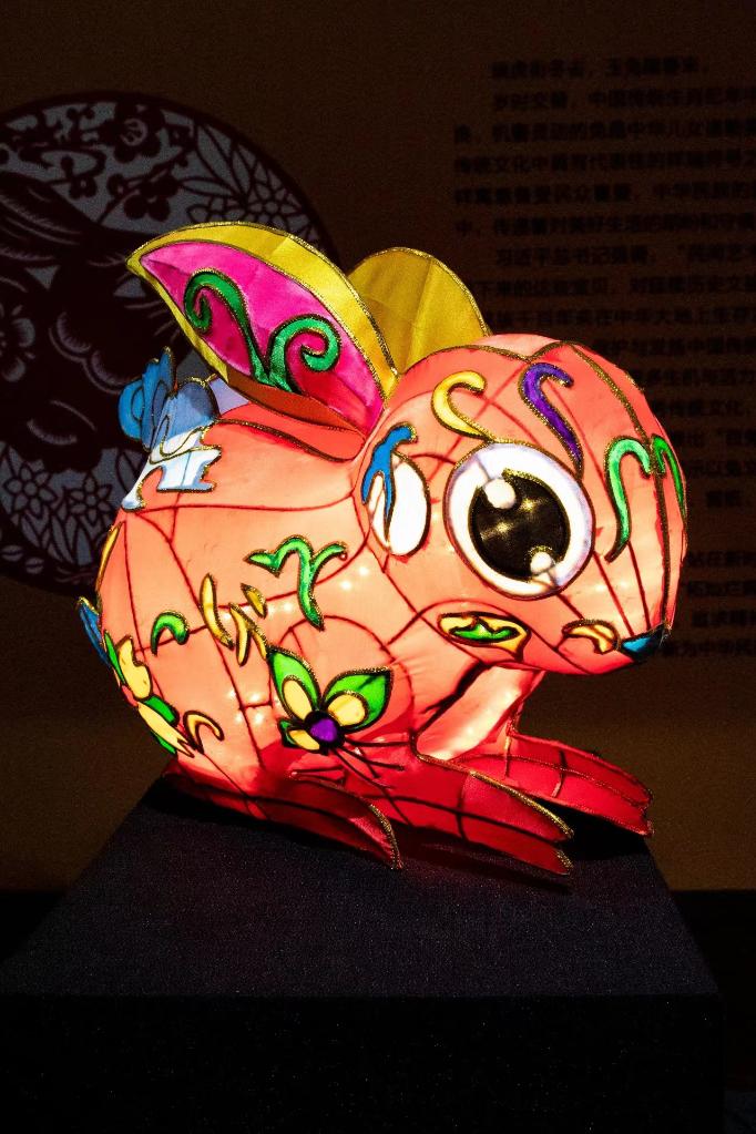 图为秦淮灯彩非物质文化遗产传承人贺双生制作的灯彩作品《福兔雍春