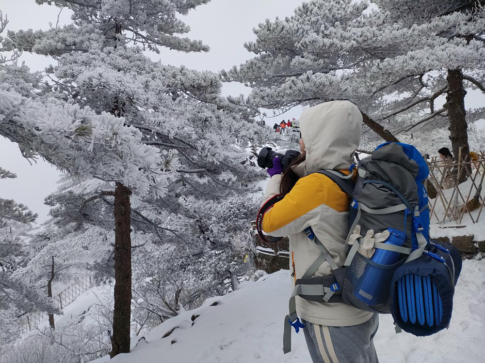 1月24日，游客在黄山拍摄美丽雪景。