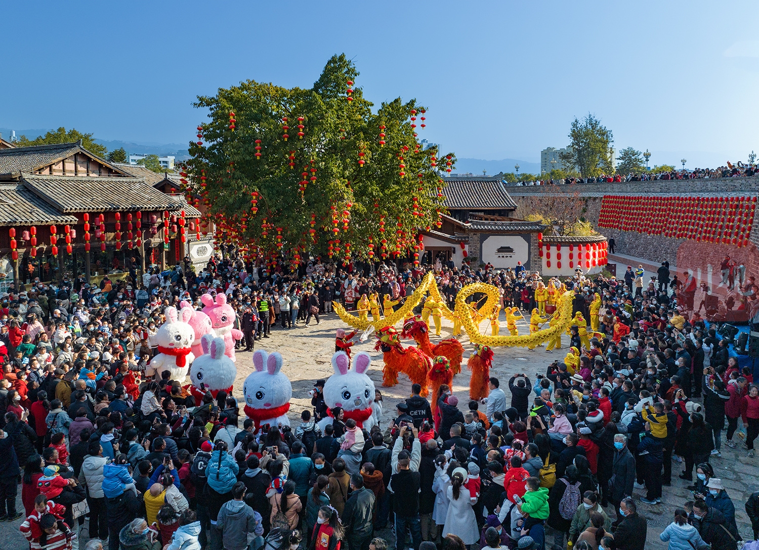 舞龙舞狮迎新春 在西昌建昌古城体验民俗年