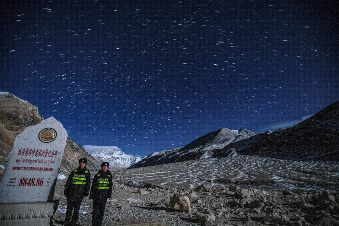 2022年1月18日，“追星人”在西藏日喀则打卡珠峰高程测量纪念碑，中国空间站过境珠峰。拍摄者：宋鑫
