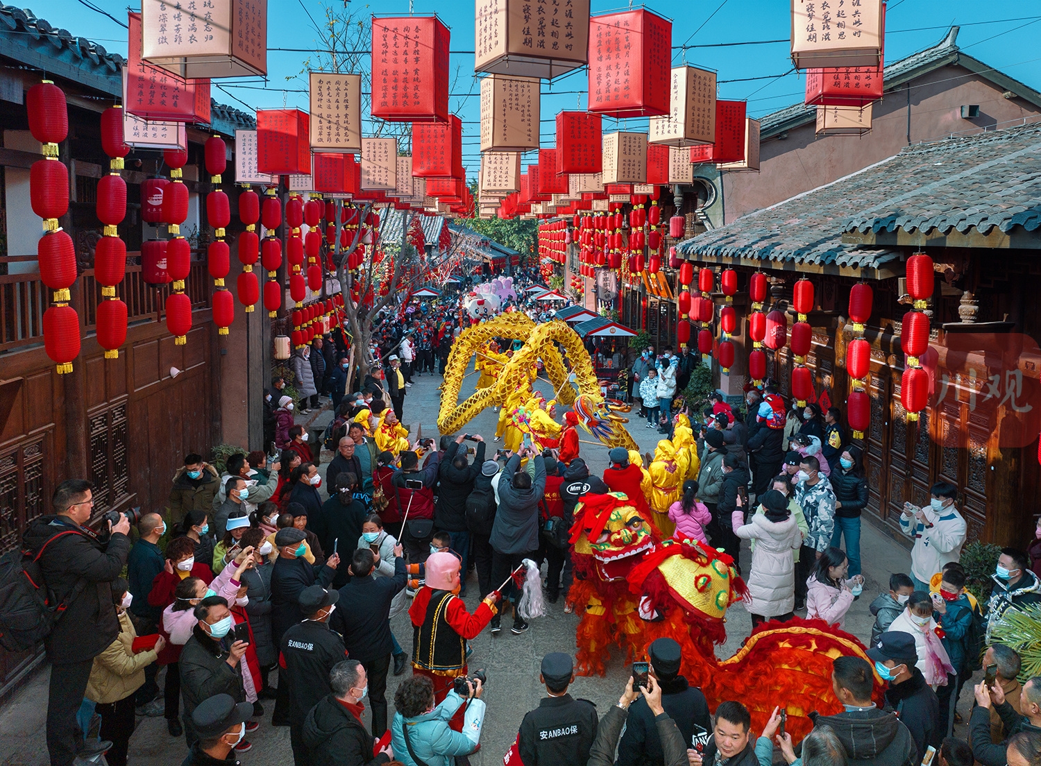 舞龙舞狮迎新春 在西昌建昌古城体验民俗年