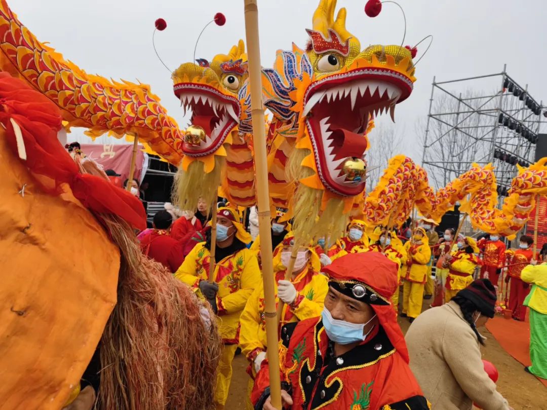 庙会上,乡民舞狮子庆祝过年.作者供图