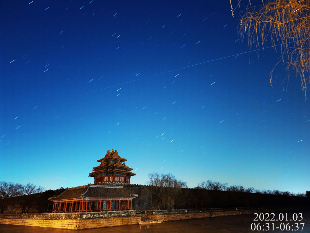 2022年1月3日，拍下中国空间站飞越紫禁城角楼上空的画面。拍摄者：李永刚