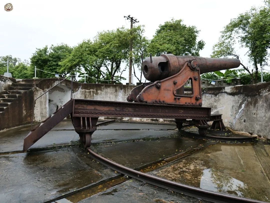 白鹤岗炮台的一处炮池,放置有大炮和轨道.信息时报记者 崔小远 摄