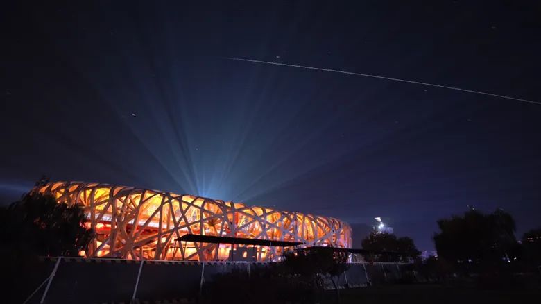 2021年10月27日，中国空间站飞越国家体育场“鸟巢”上空。拍摄者：赵伟