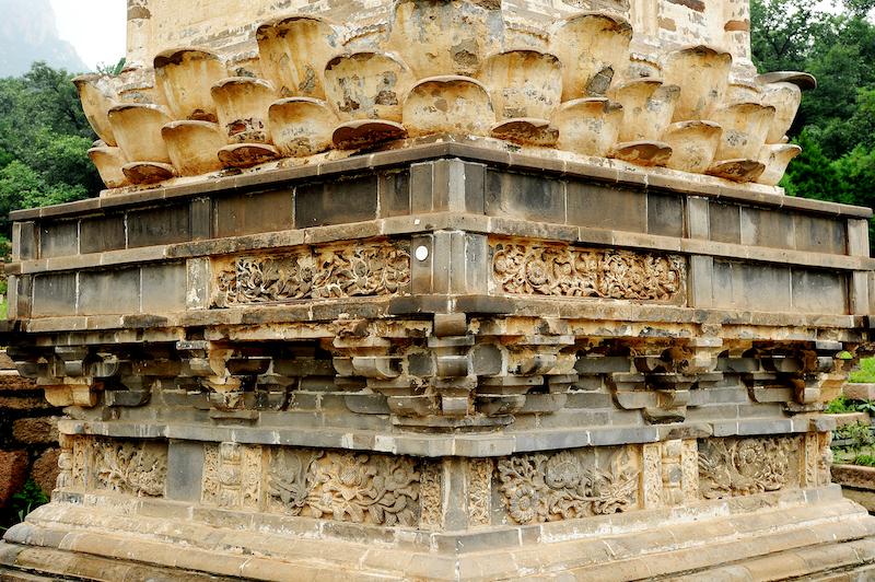 据说,早在唐代,高僧邓隐峰曾在此讲经说法,并建有华严寺,是当时古幽州