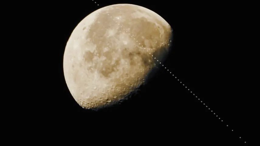 2021年11月25日早晨6点16分，在江苏盐城拍摄到中国空间站凌月。拍摄者：陈可