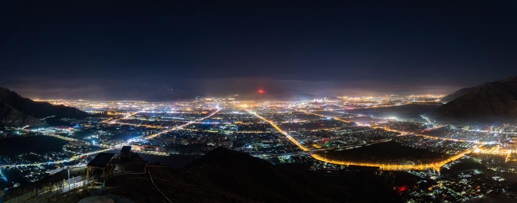 拉萨夜景(全景照片,1月9日摄).新华社记者周荻潇 摄