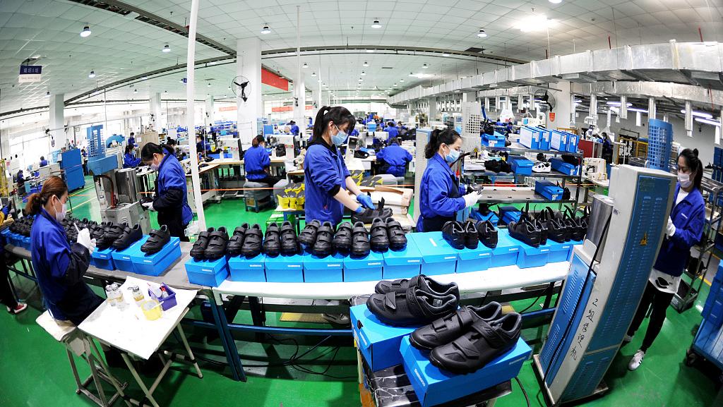 制鞋企业的员工在生产车间忙碌。视觉中国 资料图