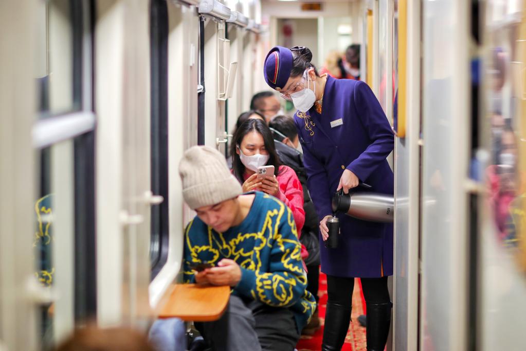 新华全媒 丨"雪都列车"6号车厢的"南腔北调"