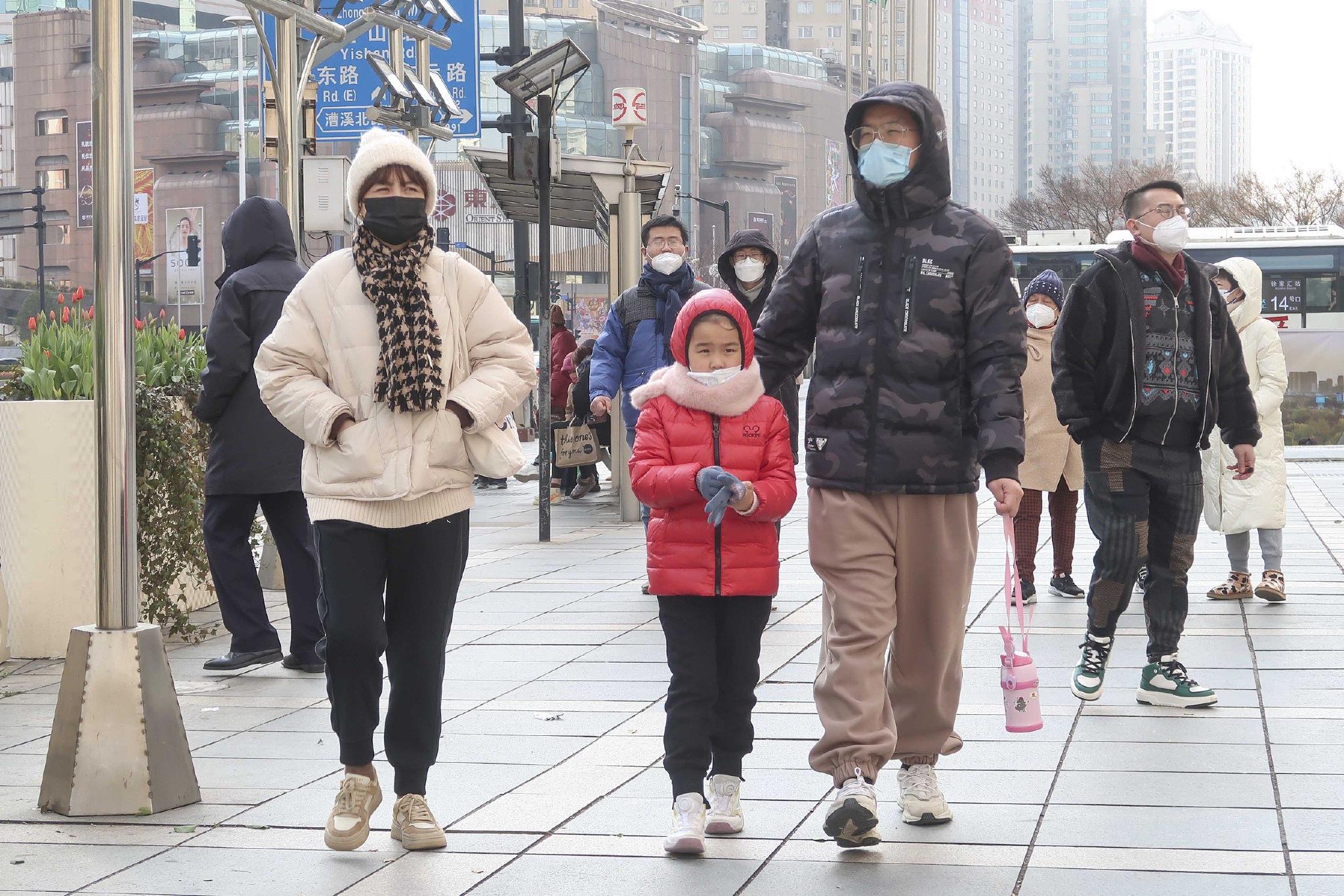 2023年1月24日,上海,路上行人穿得严严实实.&nbsp; 视觉中国 图