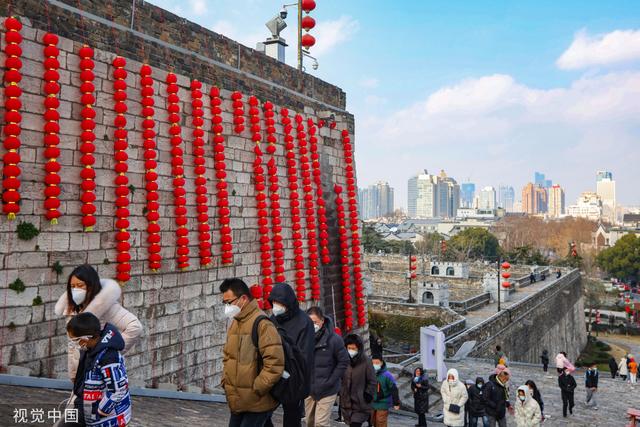 江苏南京：明城墙悬挂灯笼张贴巨型福字 游客登墙游览