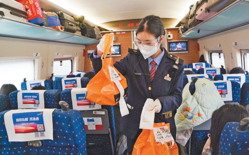 1月19日,g321次列车上,铁路工作人员正在为旅客派送高铁外卖.陆逸 摄