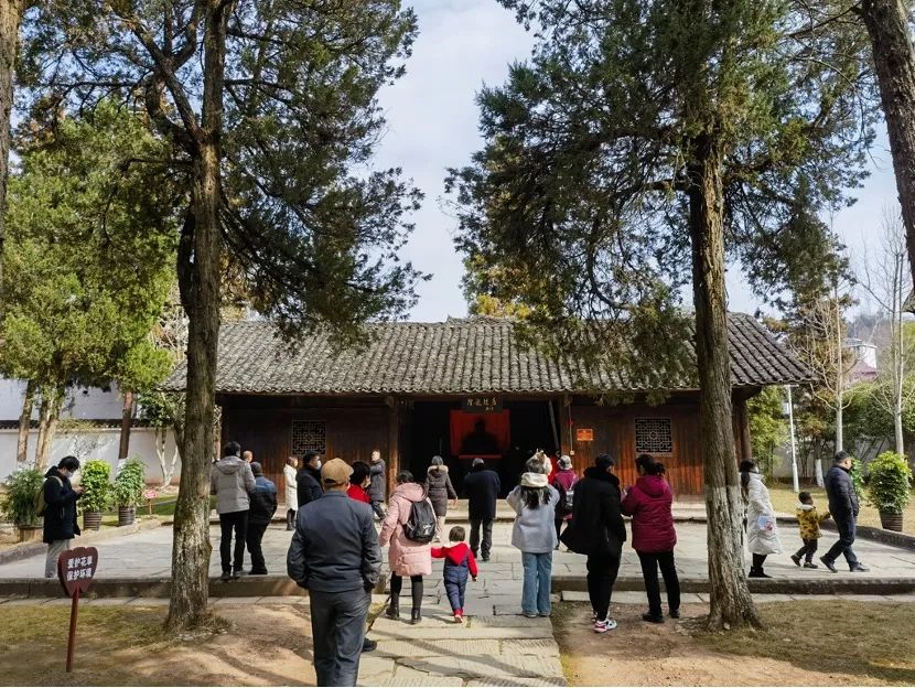 游客在贺龙元帅故居游览。
