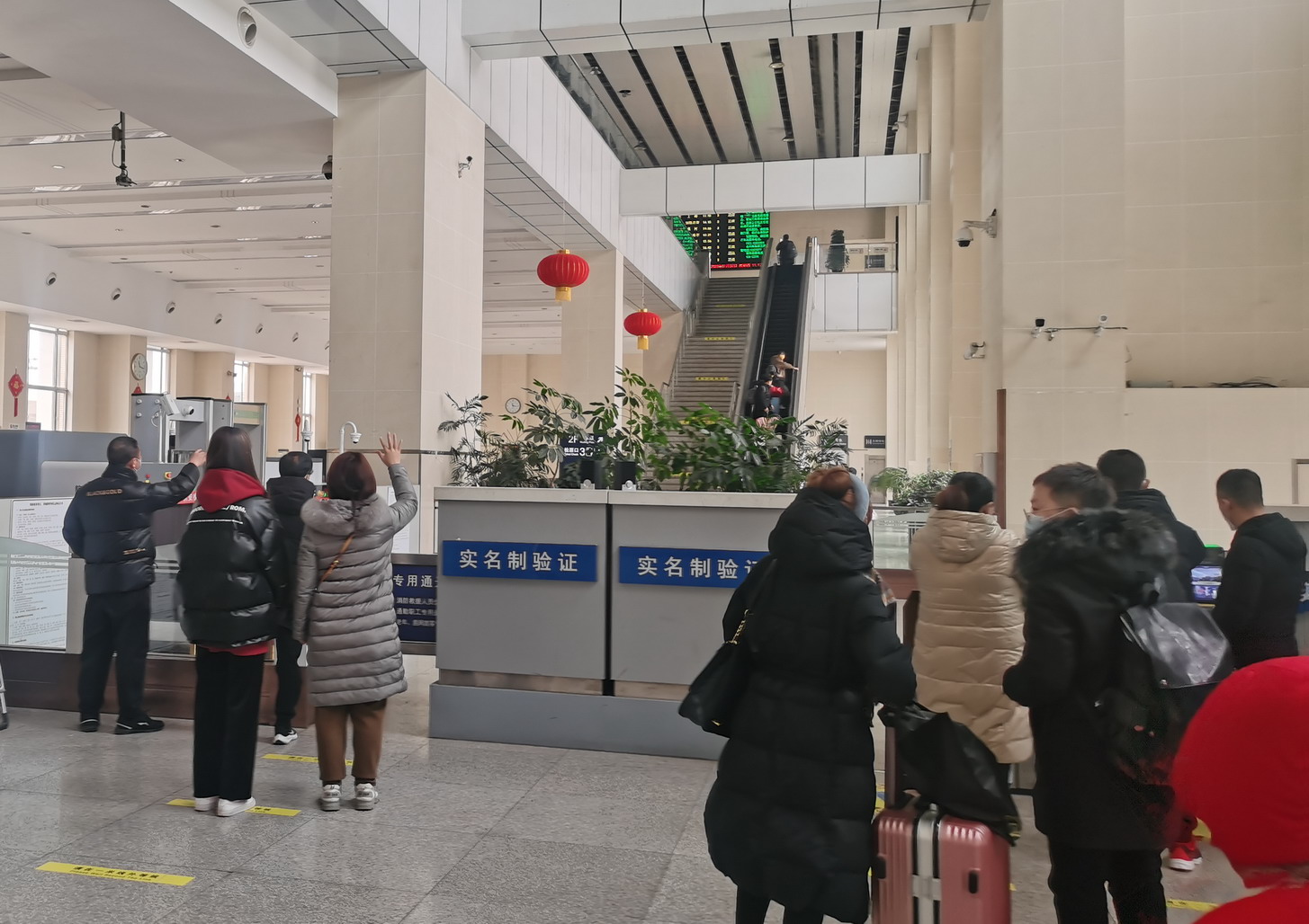 还2次自称是铁道部规定|金州|火车站|铁道部_新浪新闻