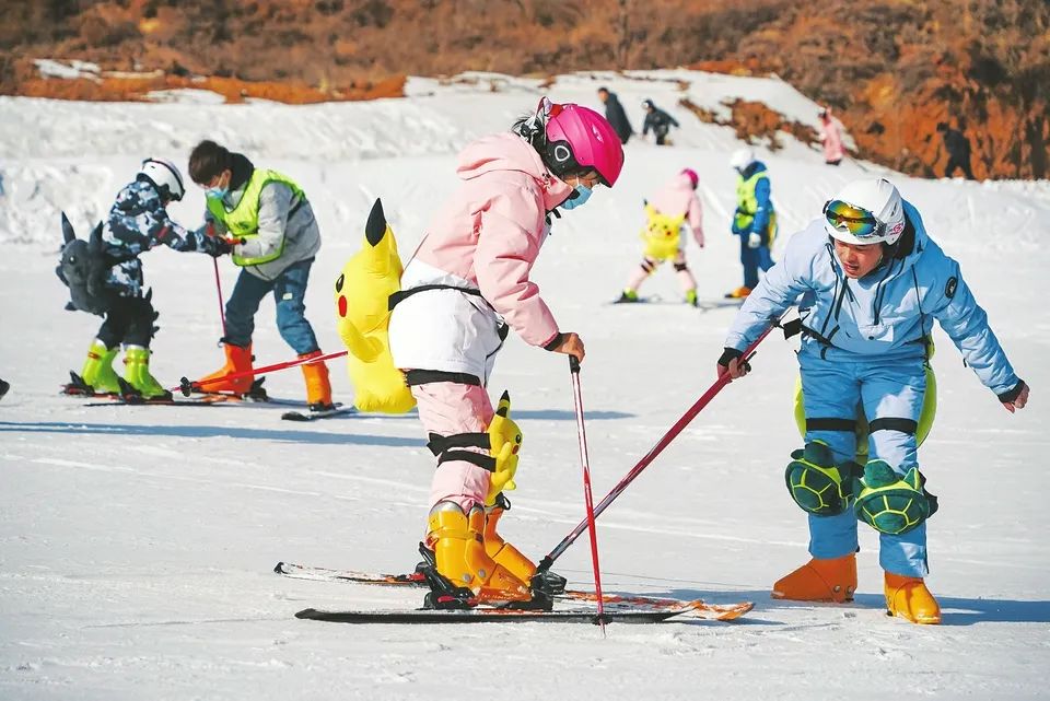 1月23日,游客在运城市万荣县孤峰山滑雪场体验滑雪的乐趣.闫鑫摄