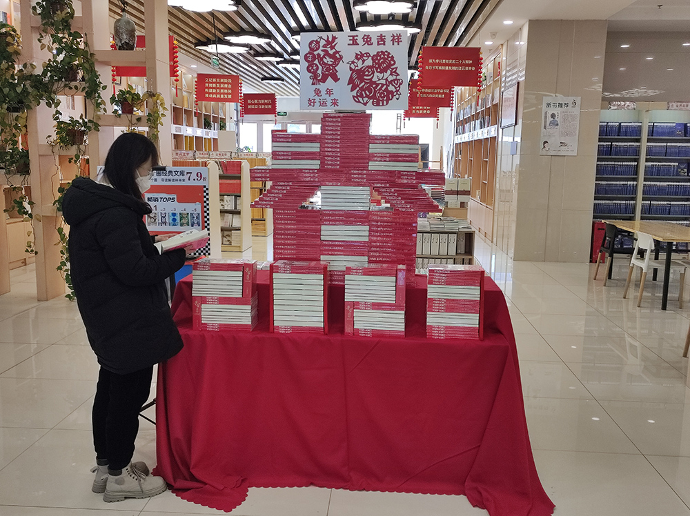 由红色封底图书摆出的"春"字,展现在书店c位,让整个购书大厅充满热闹