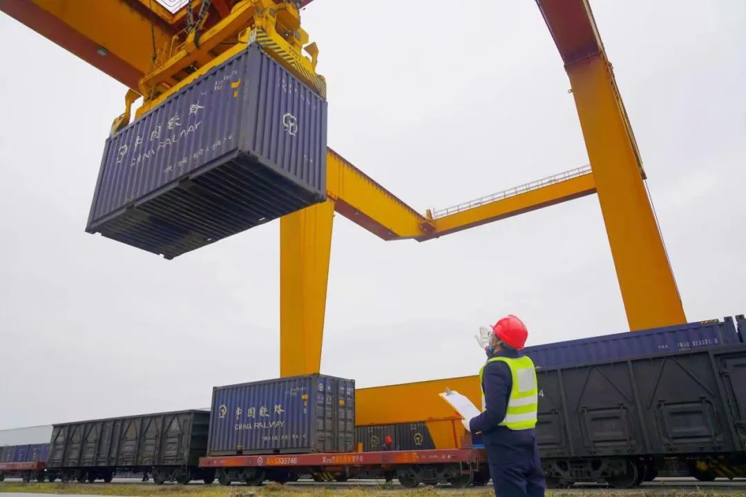 南宁国际铁路港货运员正在指挥现场作业人员做好跨境集装箱列车装车