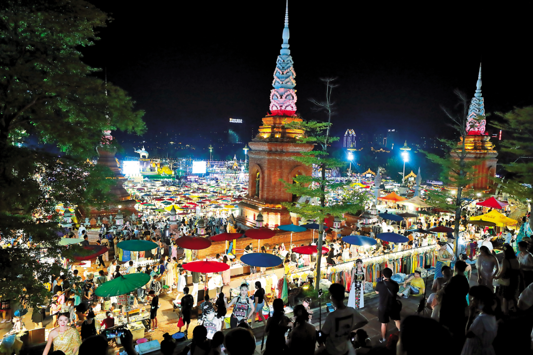 资料图 西双版纳告庄星光夜市.张彤 摄
