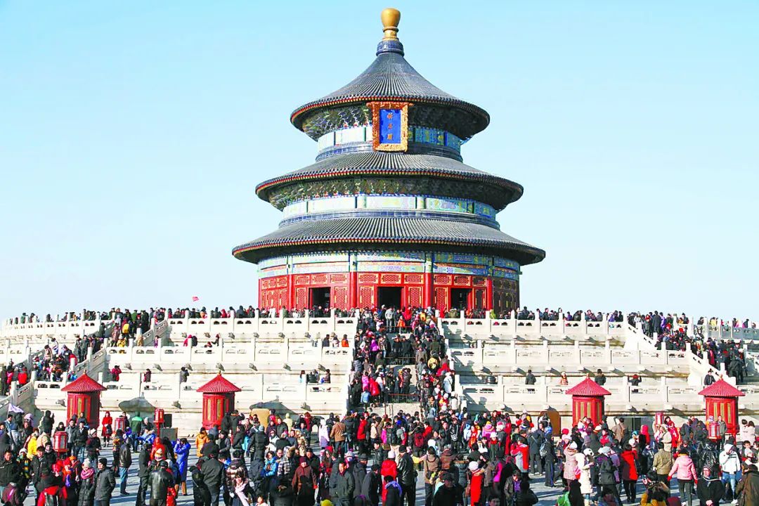 过春节,天坛是很多北京市民和外地游客的好去处.