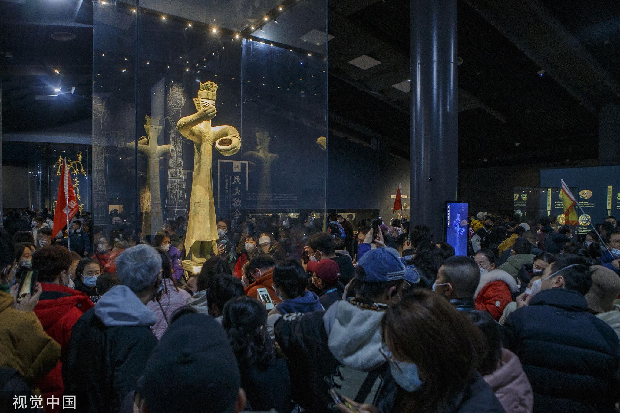 游客在广汉三星堆博物馆参观.