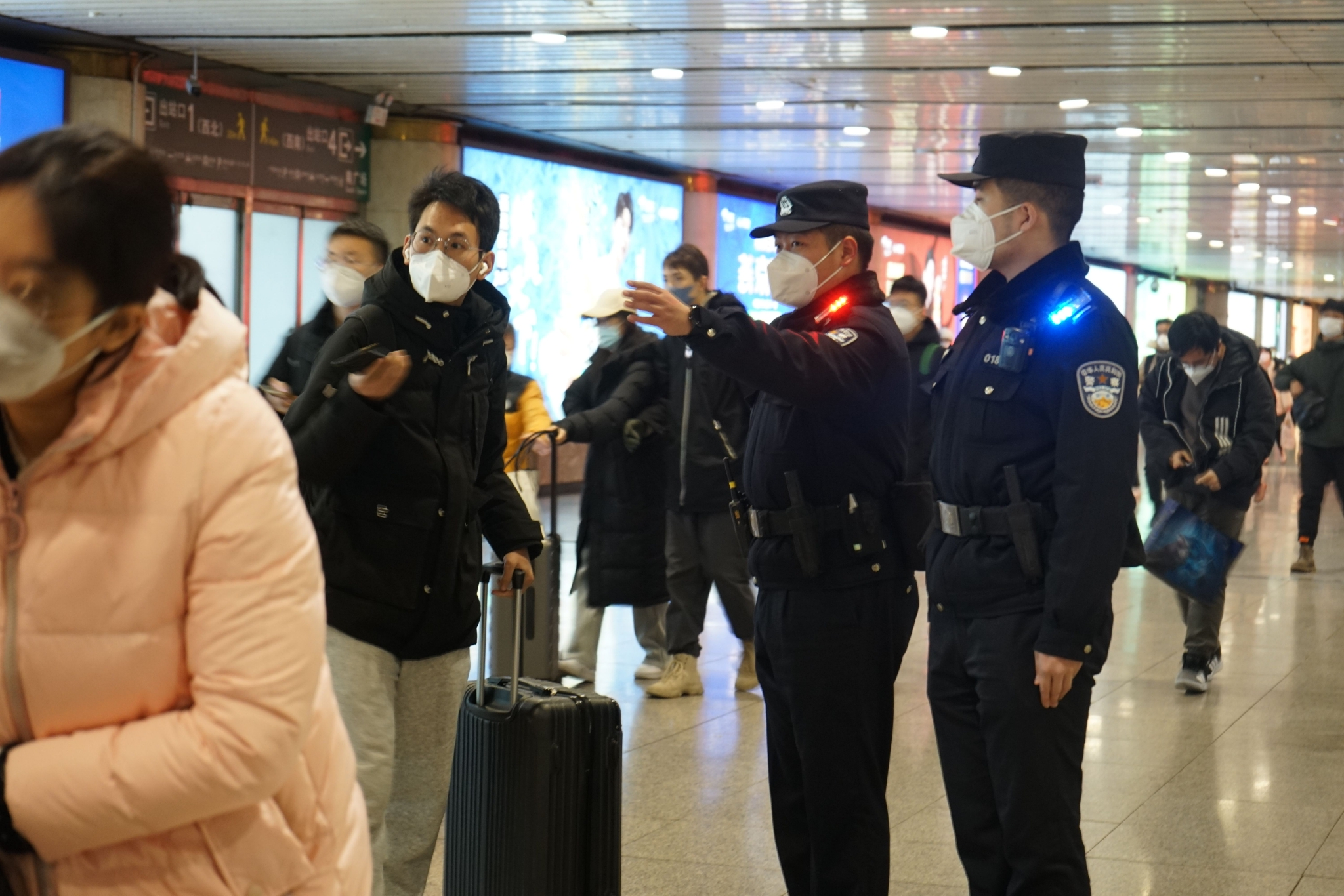 民警在北京西站南北广场进站口、出站口和站台，加强秩序维护和客流疏导，防止客流拥挤。  北京铁警供图
