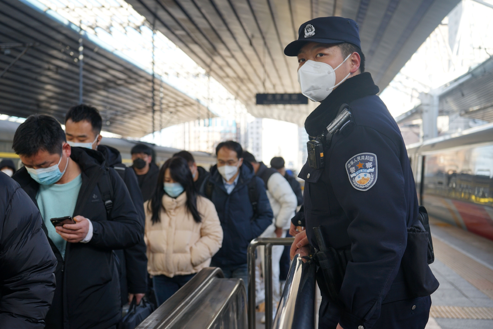 民警在站台执勤，疏导客流。  北京铁警供图