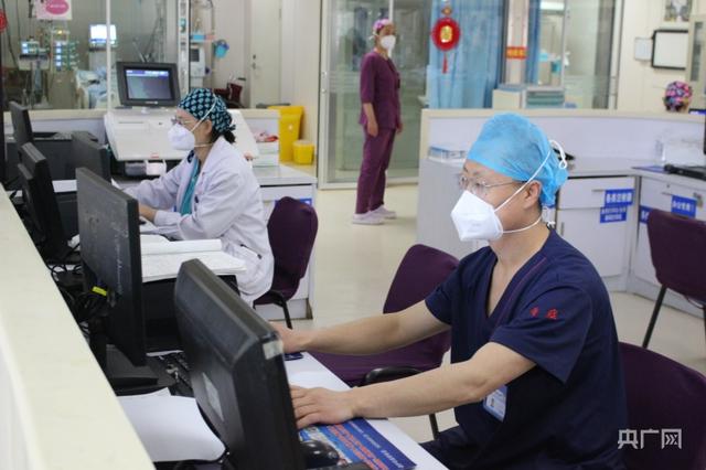 医生王锐正在查看病历(央广网记者 邸文炯 摄)