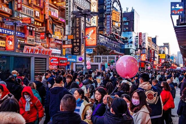 “人从众”上热搜！此刻，你在长沙哪个地方排队？|长沙市_新浪新闻