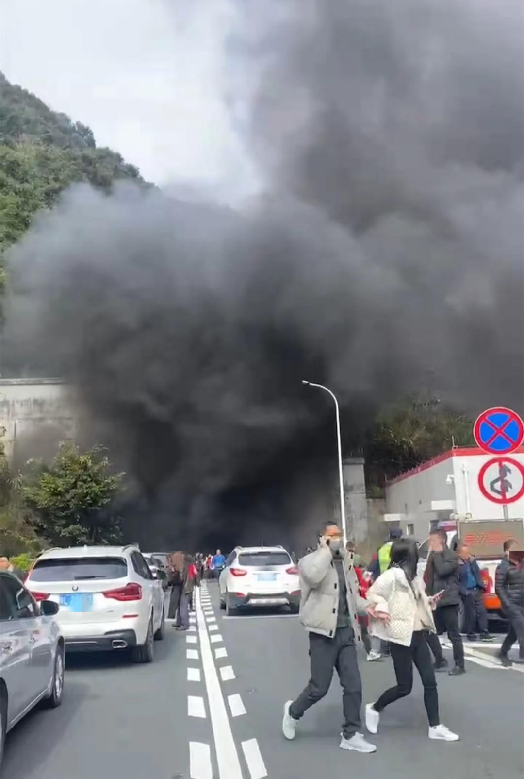 广东河源高速隧道内一油电混合小轿车被追尾后爆燃一人重伤