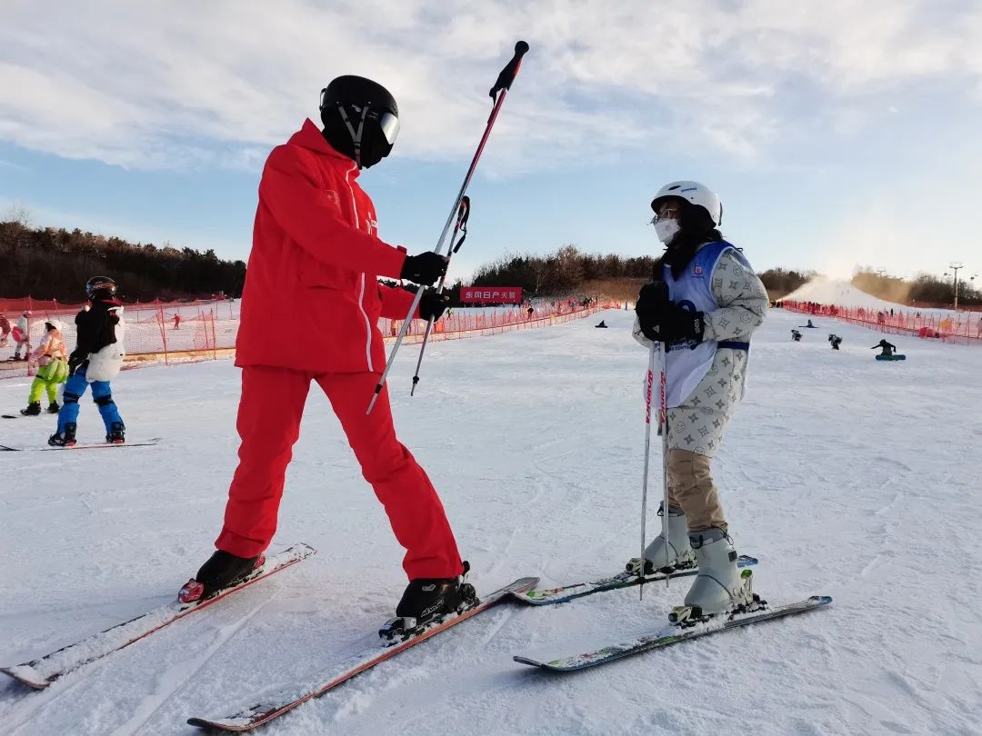 从大年三十开始到初五,青岛即墨金山滑雪场和西海岸新区藏马山滑雪场