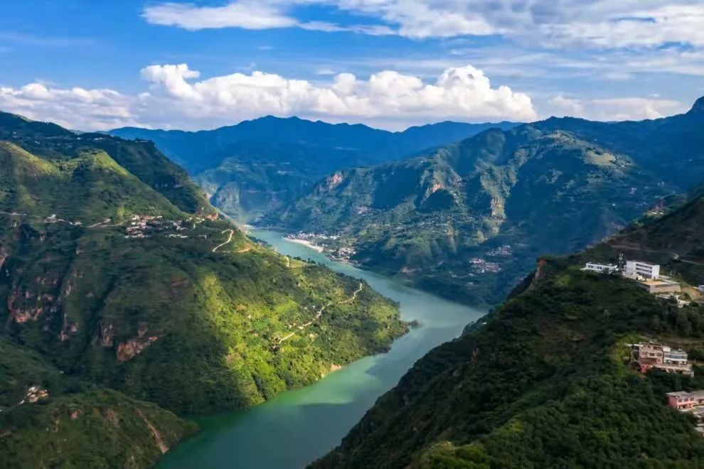 俯瞰红石岩堰塞湖综合水利枢纽工程.江文耀 摄