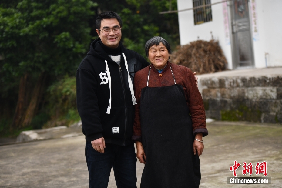 1月初，四川达州，甘宇和奶奶在一起。中新社记者 张浪 摄