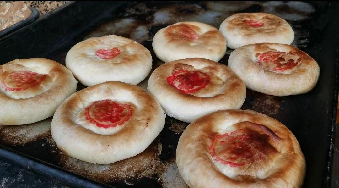 新京报记者 刘欢 摄果馅糕点是陕北庙会特有的美食,用面包裹枣泥烘烤