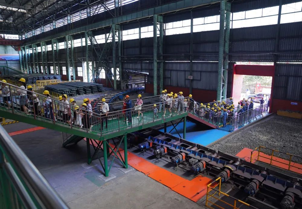 2022年10月3日,游客们在参观方大特钢工业旅游景区的轧钢车间(周密/摄