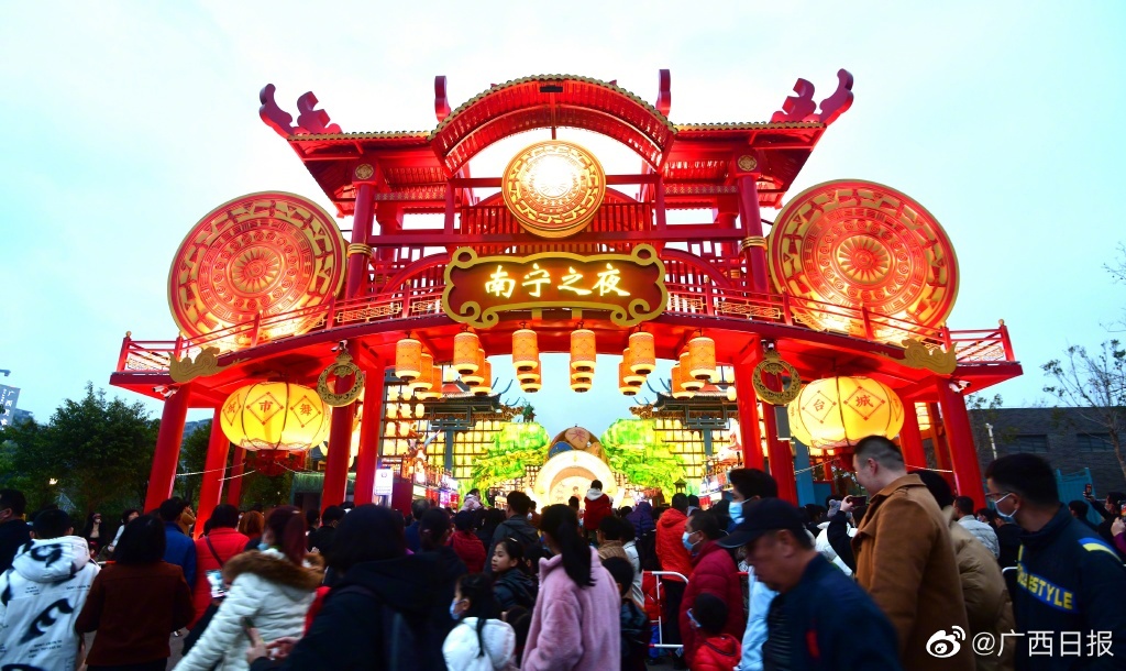 广西“南宁之夜”步行街流光溢彩迎新春