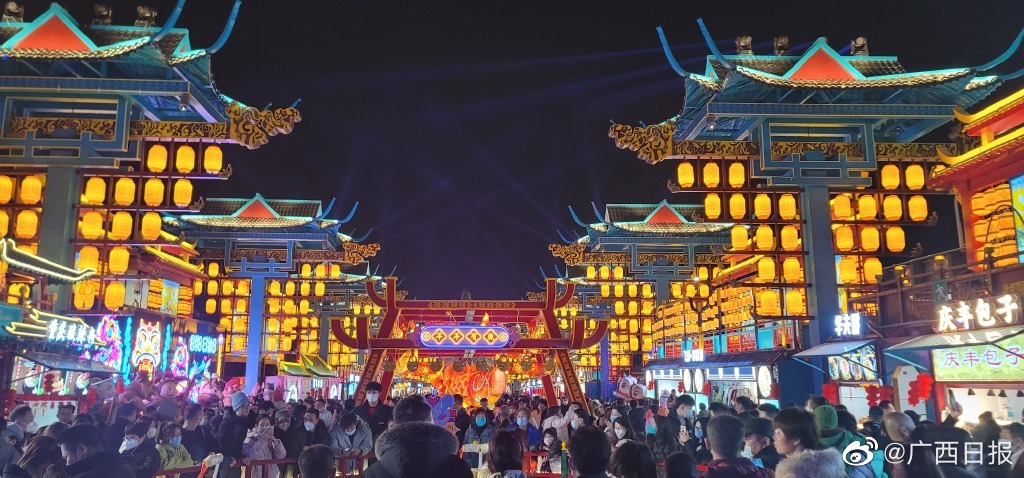广西“南宁之夜”步行街流光溢彩迎新春