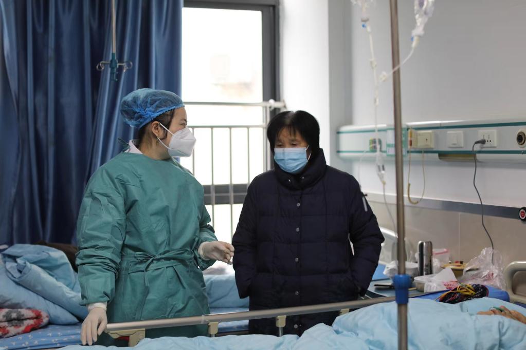 重庆两江新区礼嘉社区卫生服务中心病房内,医生谢思乡正在与患者家属