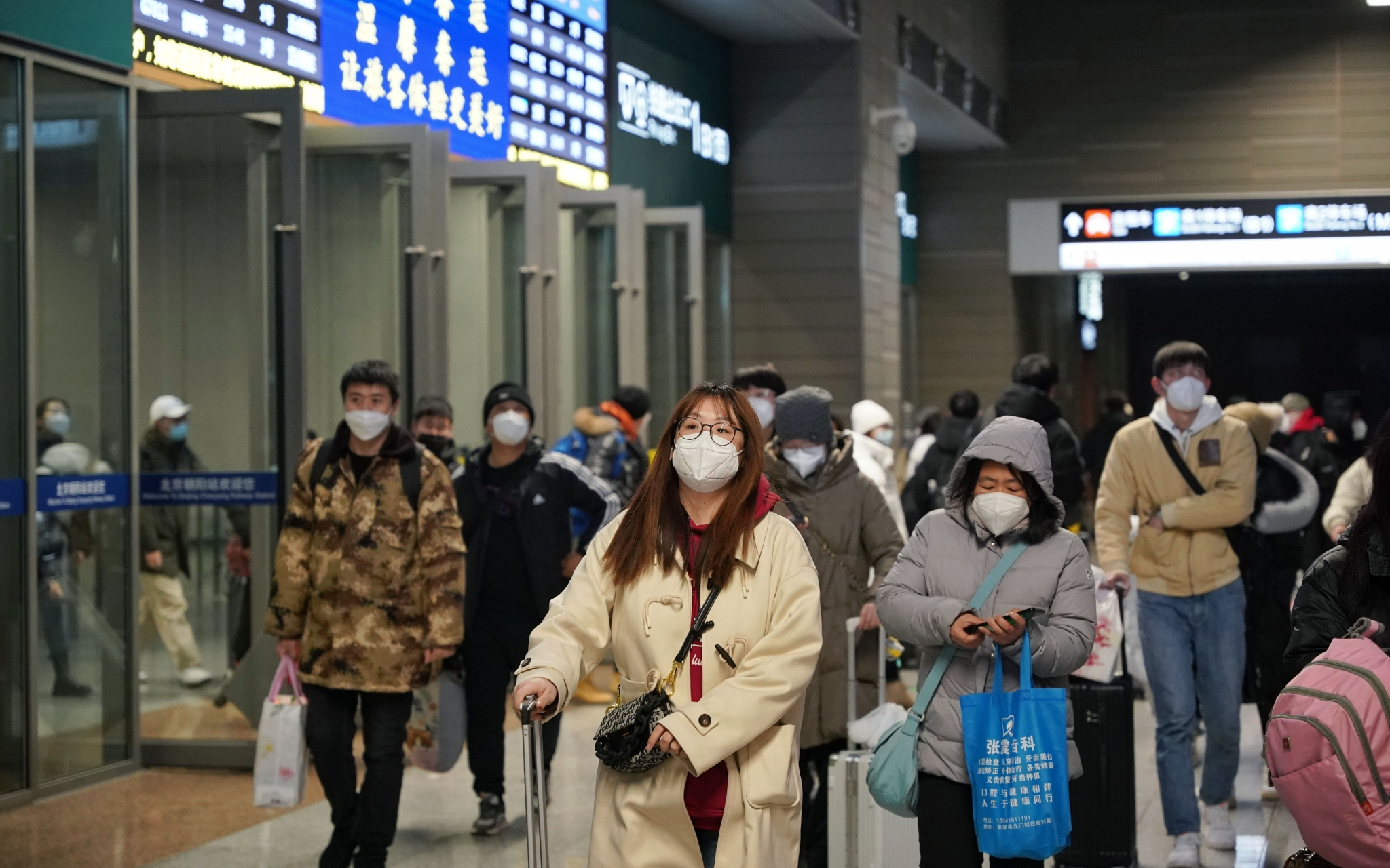 1月26日下午，北京朝阳站迎来了春运返程高峰，旅客正排队出站。新京报记者 王贵彬 摄