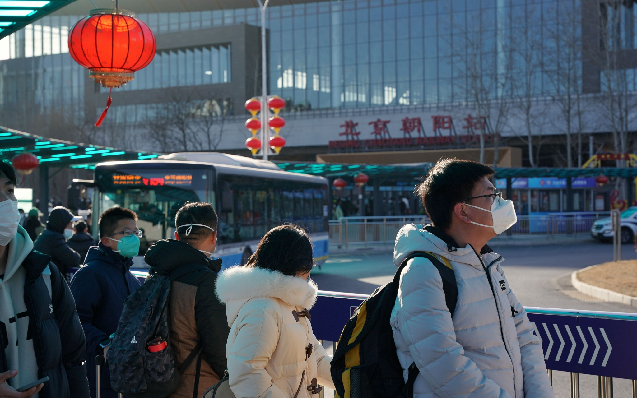 北京朝阳站已加开多条接驳地铁的公交摆渡专线。新京报记者 王贵彬 摄