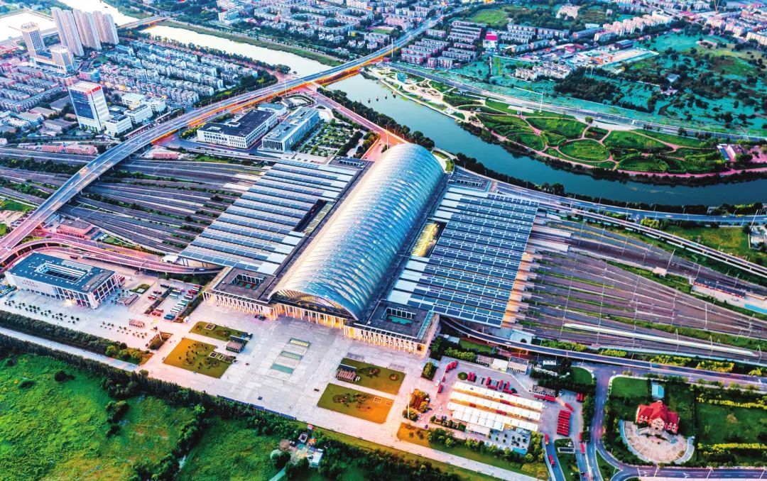 左手──天津西站,现代化大型城市综合交通枢纽,"轨道上的京津冀"核心