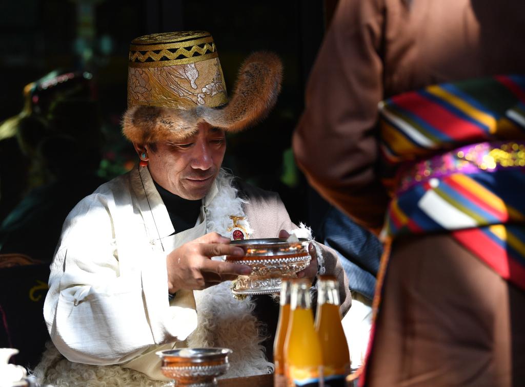 平拉在喝青稞酒.