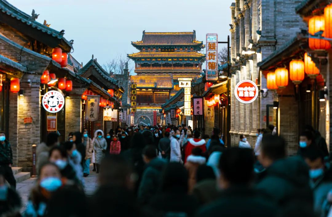 1月24日，夜幕降临，山西忻州古城张灯结彩开门迎客。人民网记者 王帆 摄