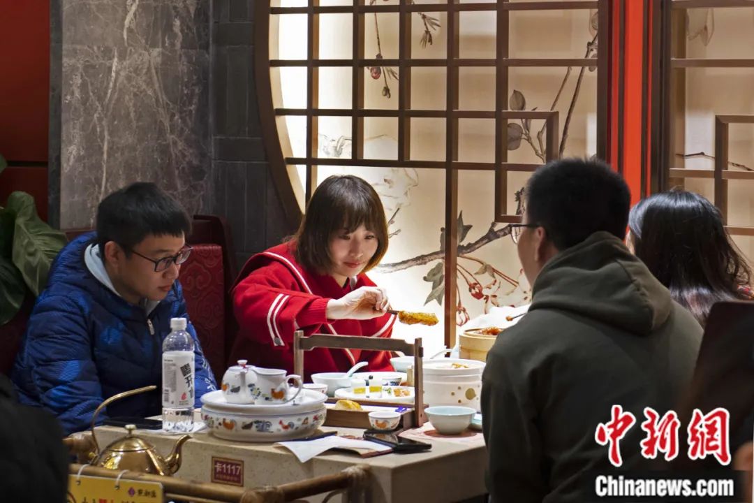 民众在广州一茶楼饮茶、吃点心。陈楚红 摄