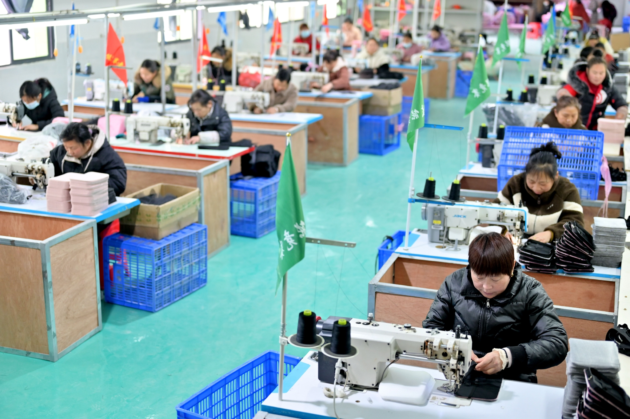 1月27日,在湖南省娄底市双峰县走马街镇一家箱包企业,工人在车间内