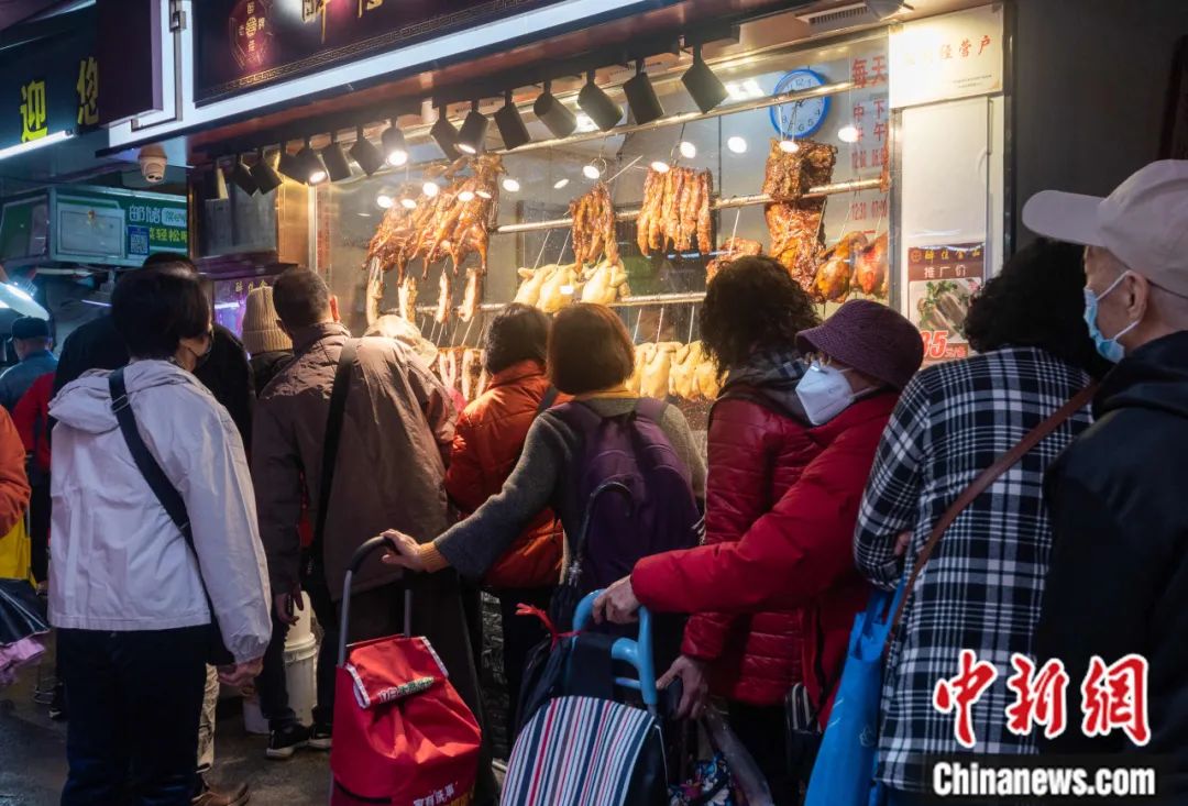 广州市民排队买烧腊准备年夜饭。视觉中国 供图