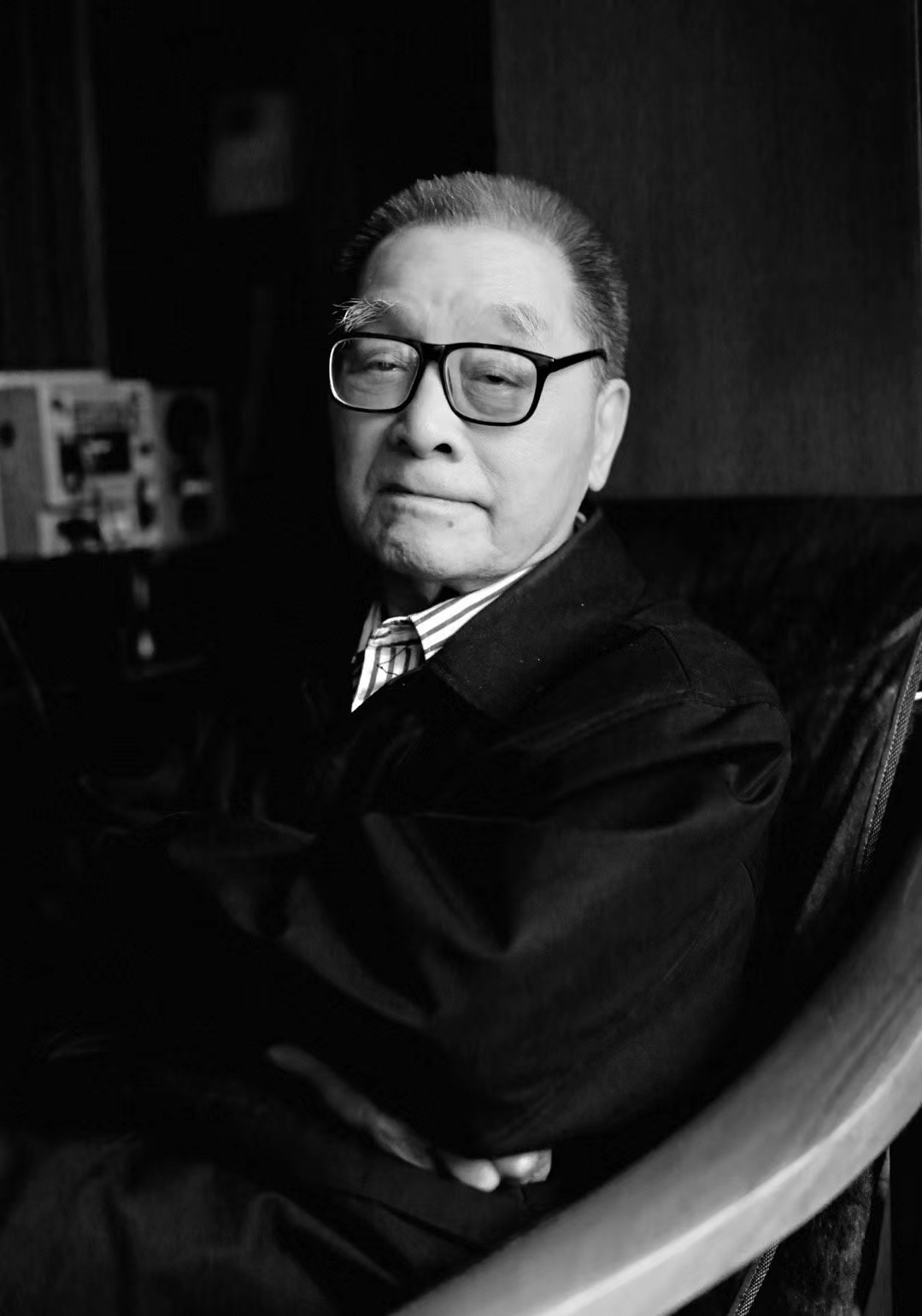 李文俊祖籍广东中山,1930年在上海出生,1952年毕业于复旦大学新闻系.